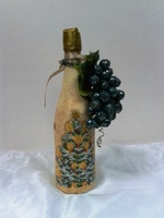 Бутылка шампанского с виноградом